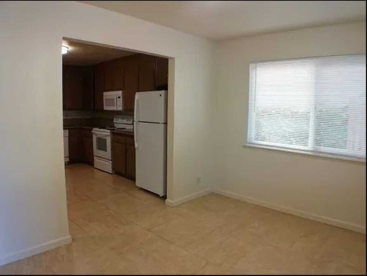 818 W 1st Street - Photo 3 of 20
