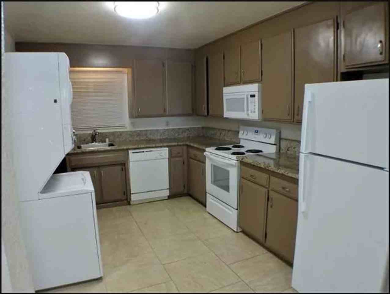 818 W 1st Street - Photo 4 of 20