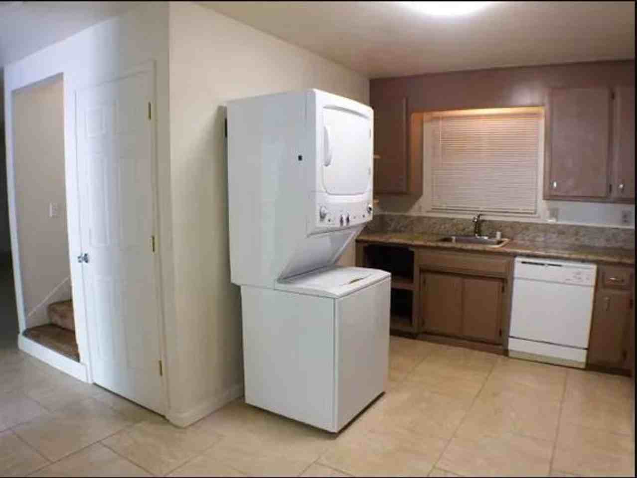 818 W 1st Street - Photo 5 of 20