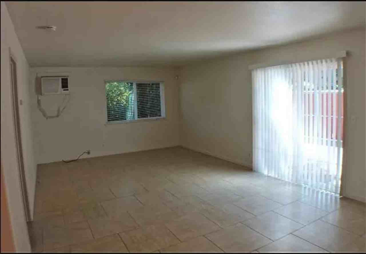 818 W 1st Street - Photo 6 of 20