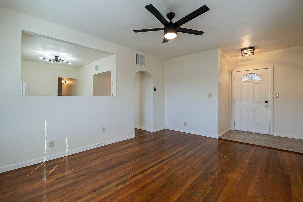 49 E Adams St - Photo 2 of 31