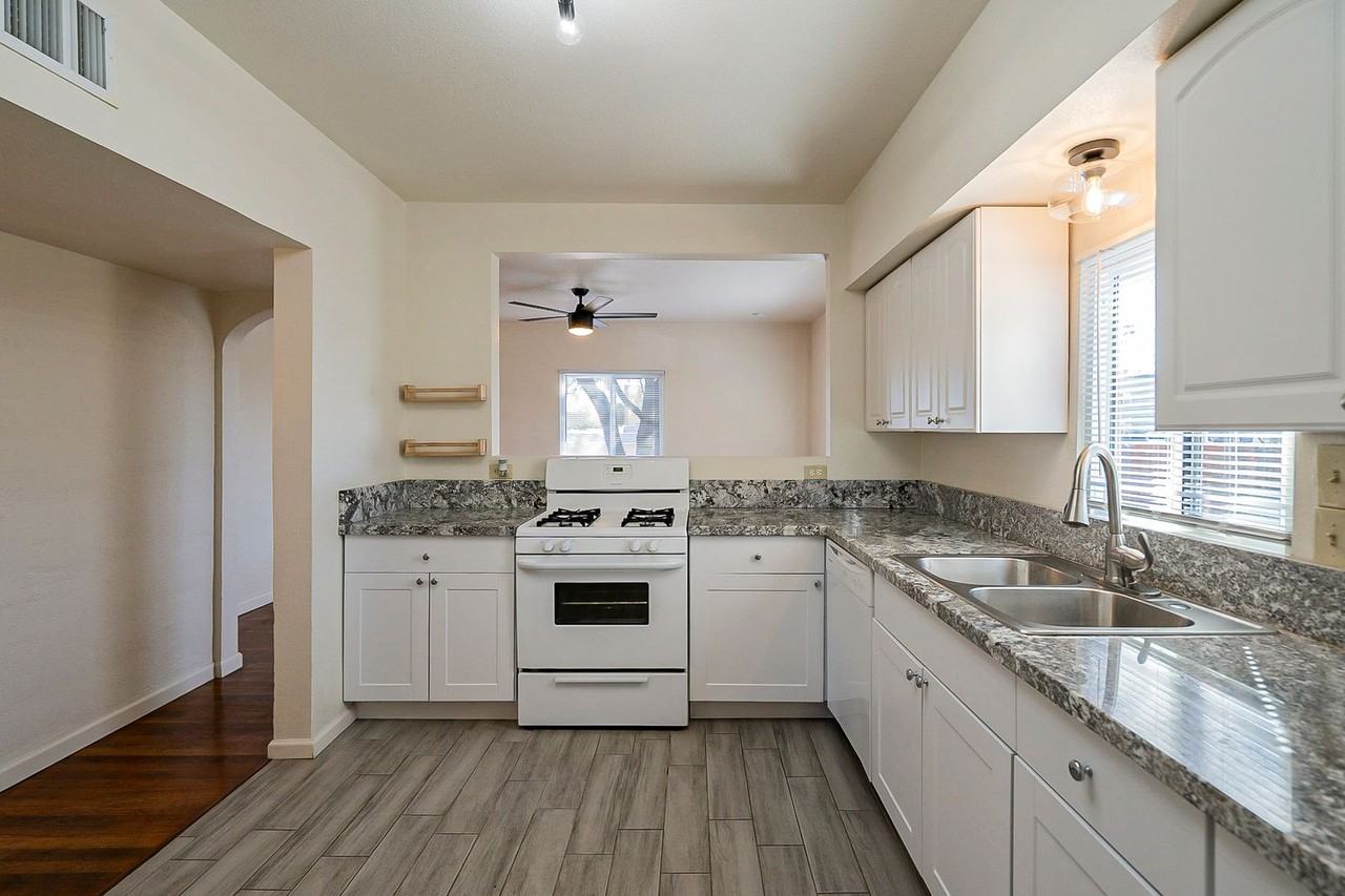 49 E Adams St - Photo 4 of 31