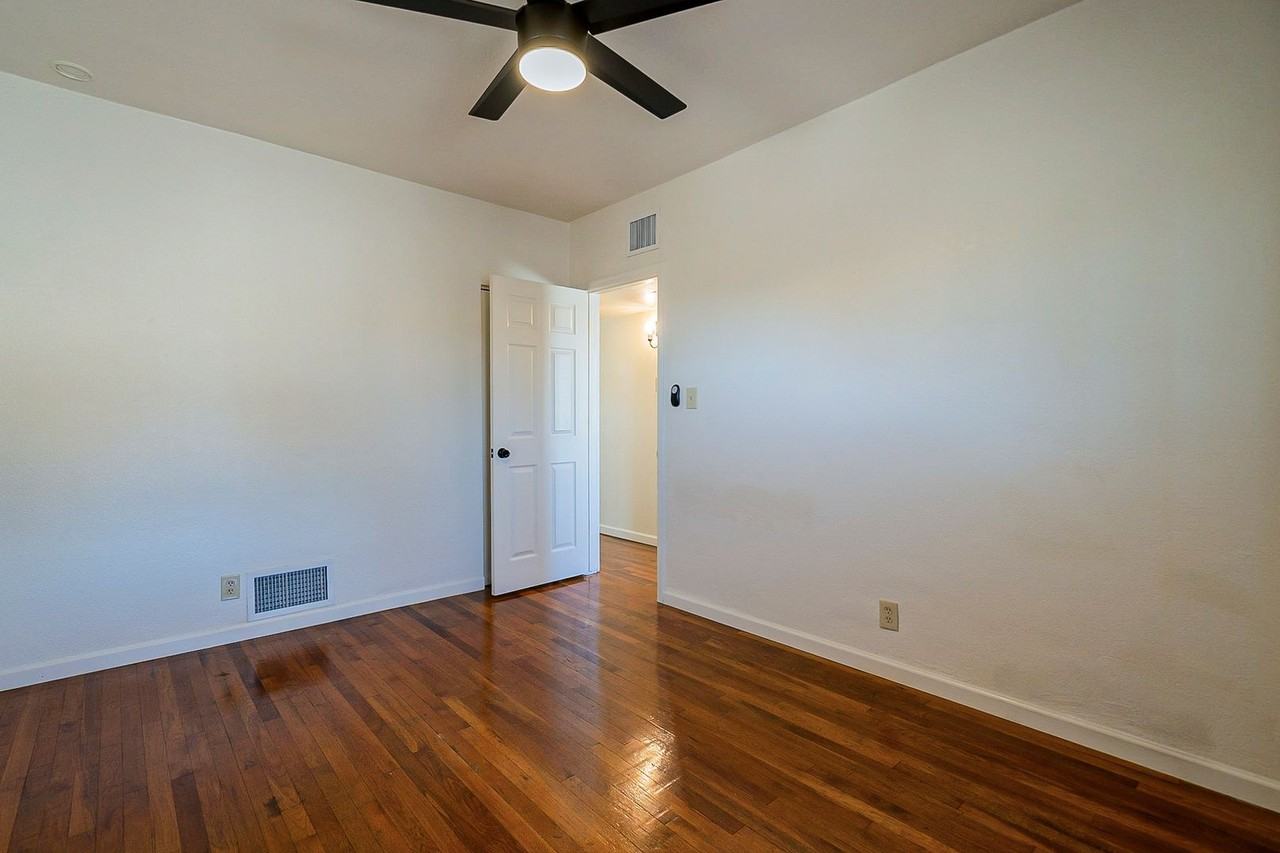 49 E Adams St - Photo 6 of 31