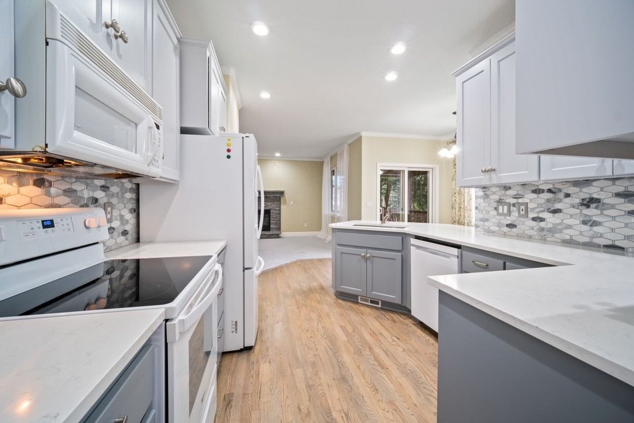 16044 Southeast Flavel Drive - Photo 2 of 38