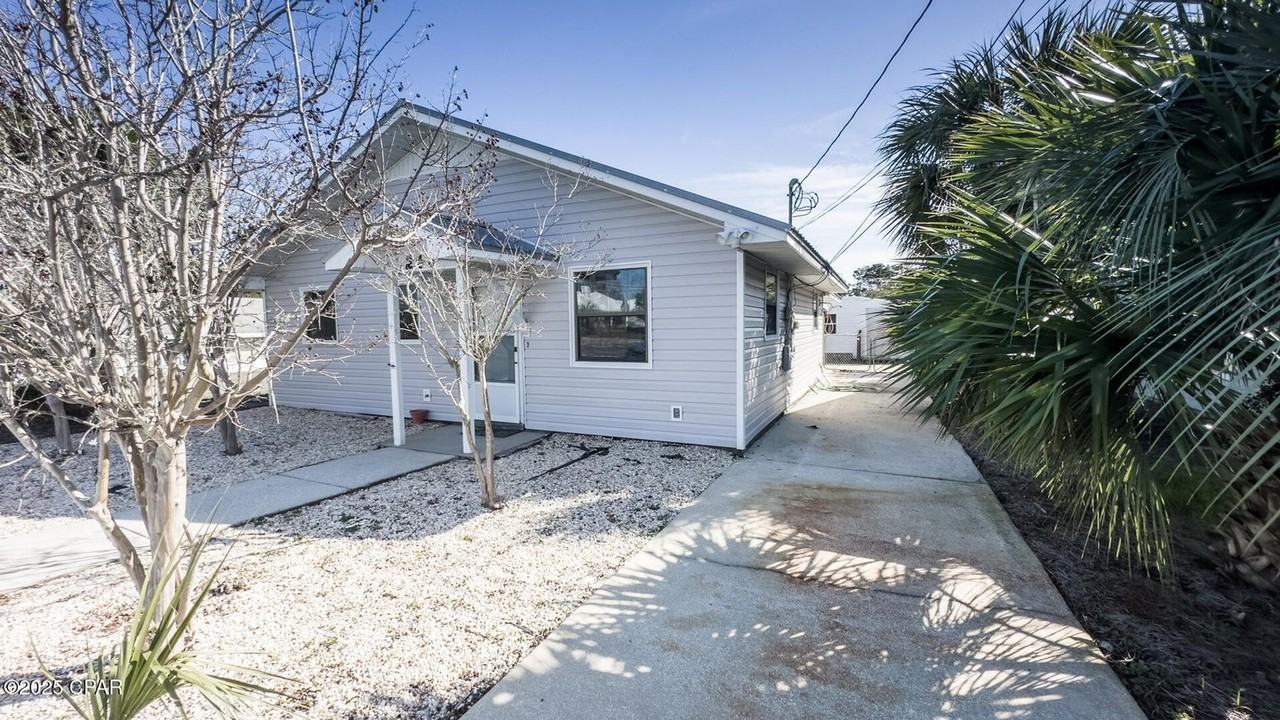 247 Poinsettia Dr - Photo 2 of 32