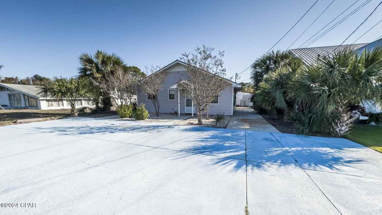 247 Poinsettia Dr - Photo 3 of 32