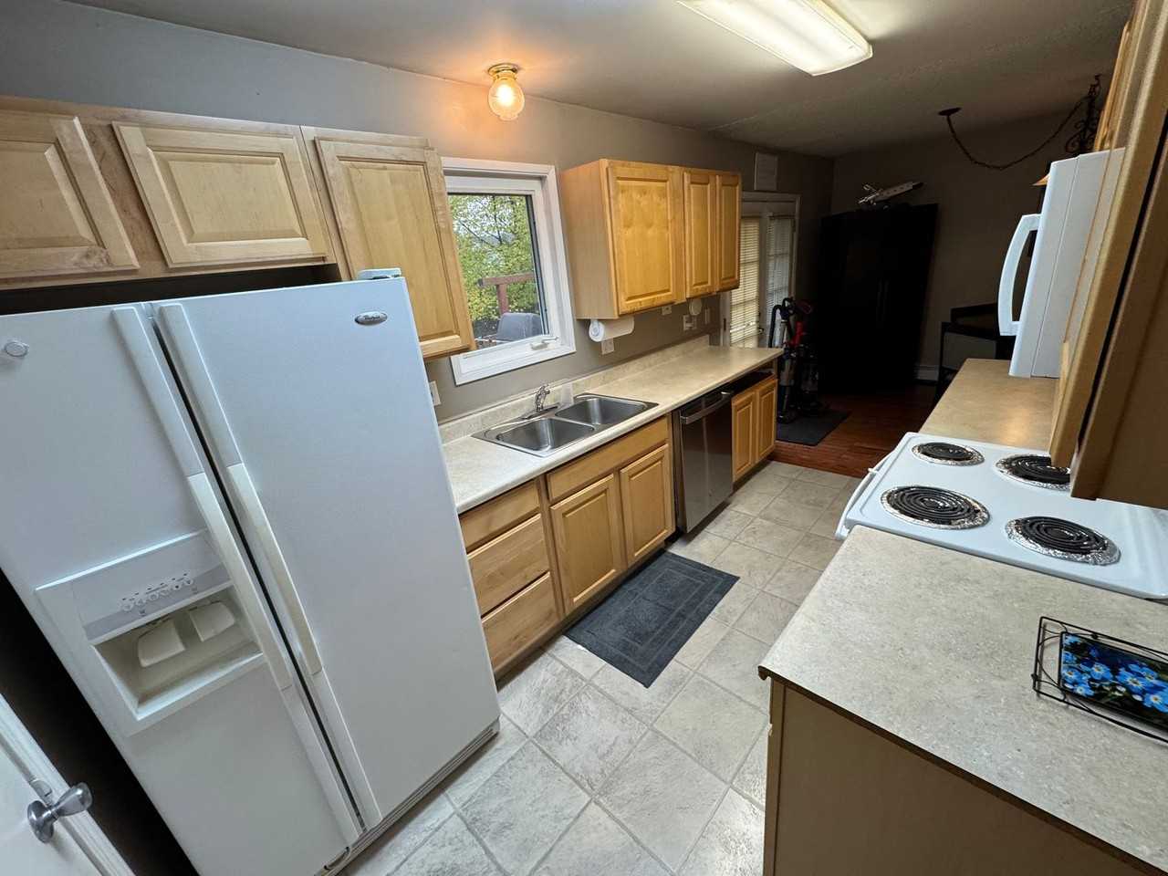 1739 Crosson Ave - Photo 6 of 20