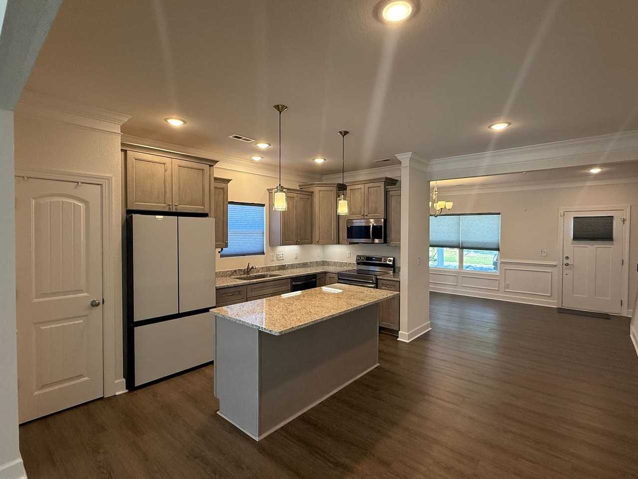 537 Earl St - Photo 7 of 30