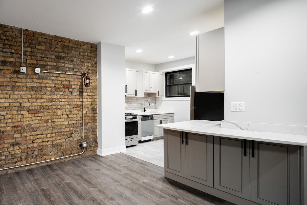 1066 W Glenlake Ave #1stFL