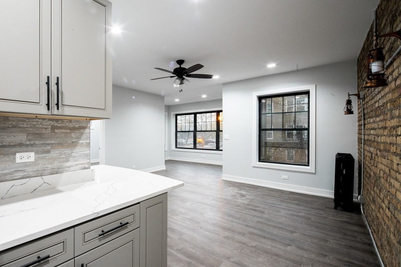 1066 W Glenlake Ave #1stFL - Photo 2 of 12