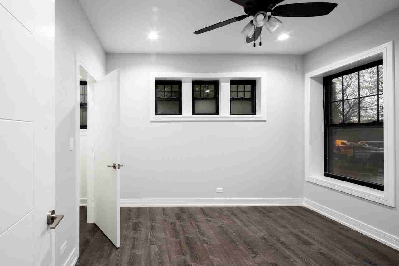 1066 W Glenlake Ave #1stFL - Photo 4 of 12