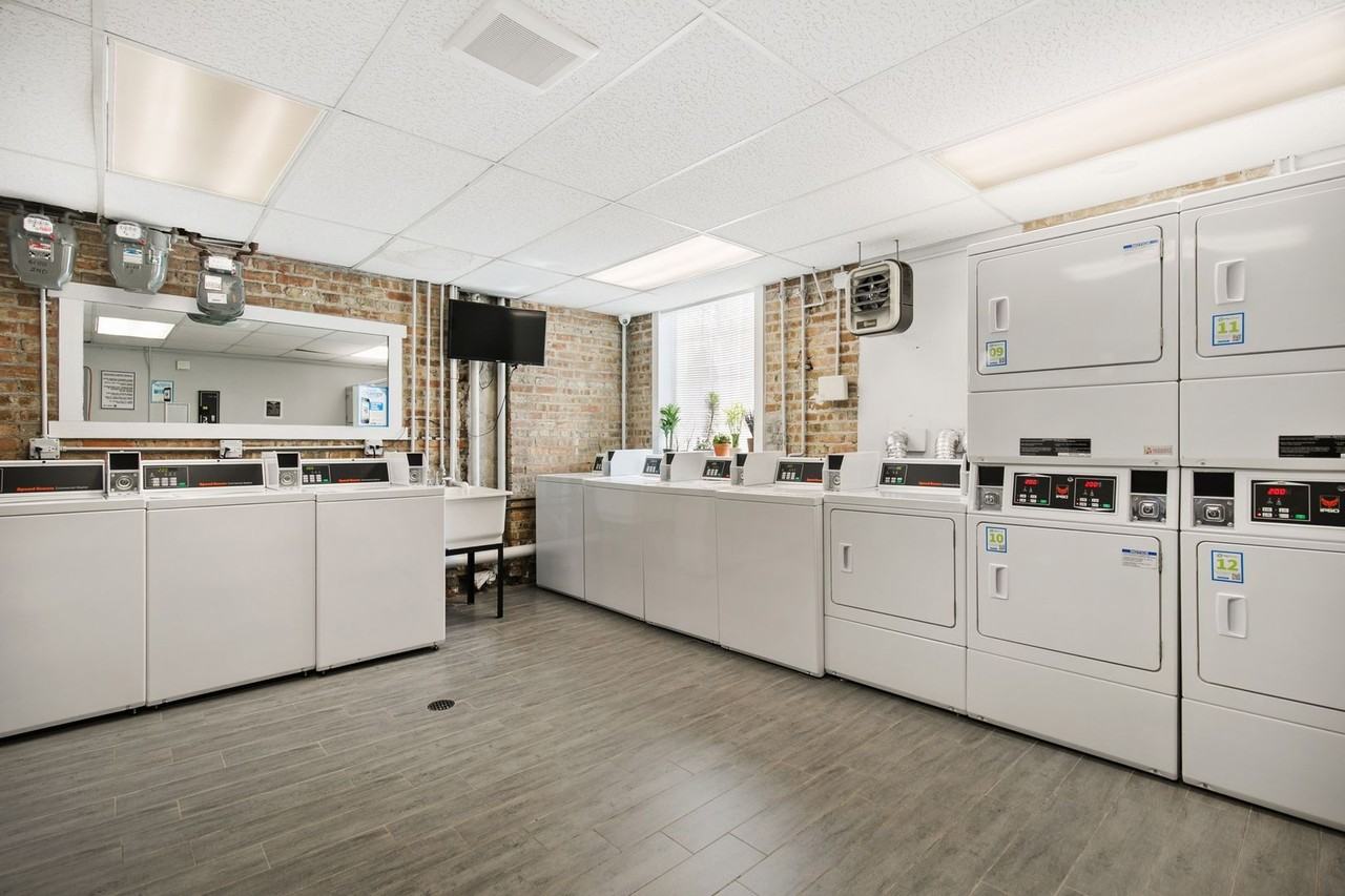 1066 W Glenlake Ave #1stFL - Photo 5 of 12