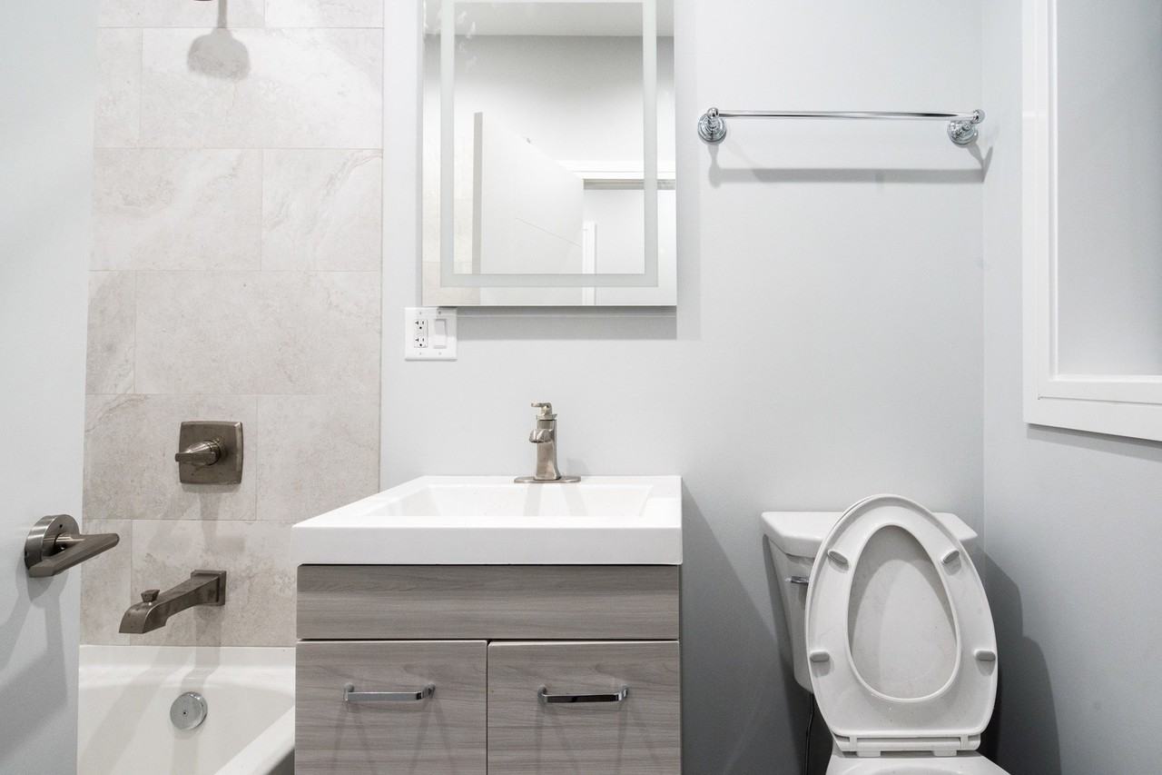 1066 W Glenlake Ave #1stFL - Photo 6 of 12