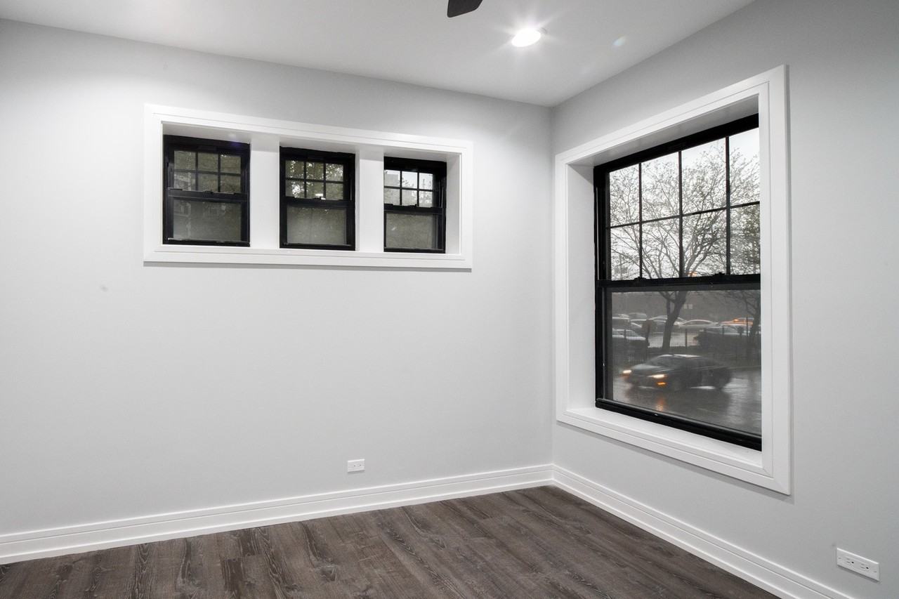 1066 W Glenlake Ave #1stFL - Photo 7 of 12