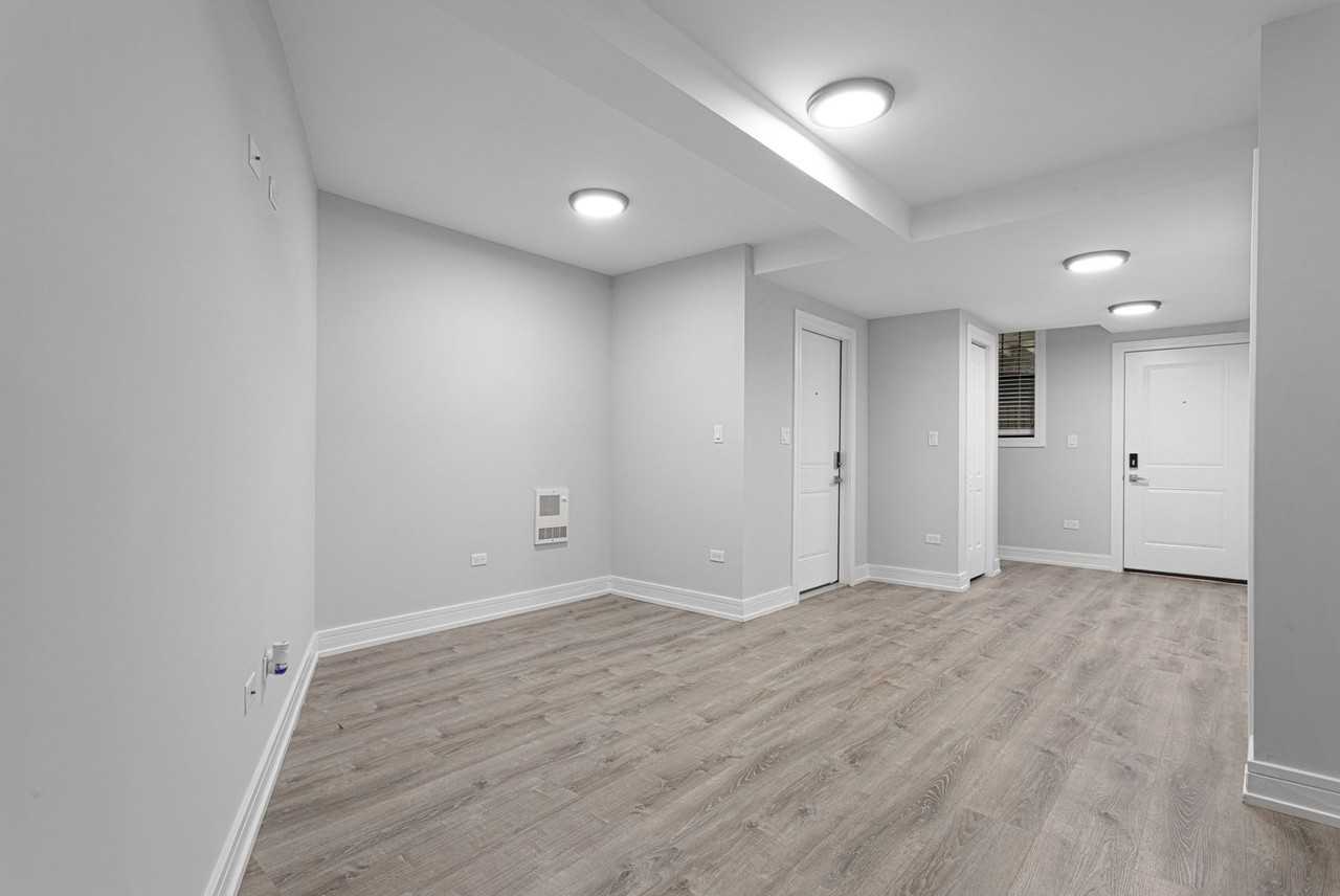 1062 W Glenlake Ave #GW - Photo 3 of 15