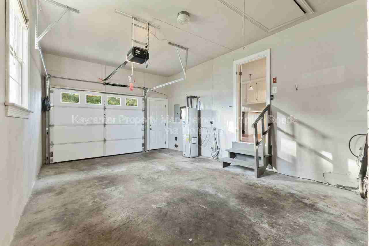 4900 Briarwood Ln - Photo 5 of 25