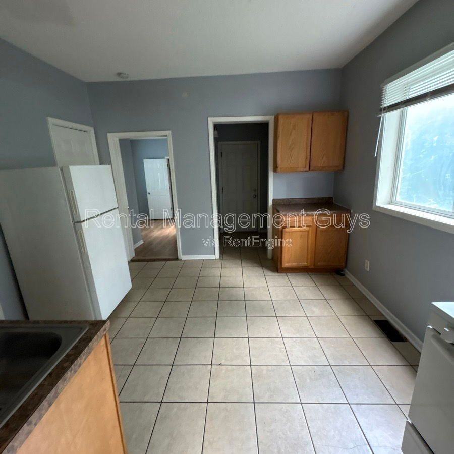 2314 Sheridan Ave N #1 - Photo 4 of 12