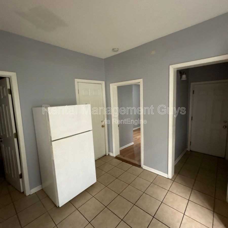 2314 Sheridan Ave N #1 - Photo 6 of 12