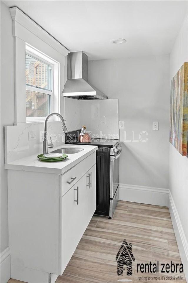 1823 1/2 Delaware St - Photo 4 of 11