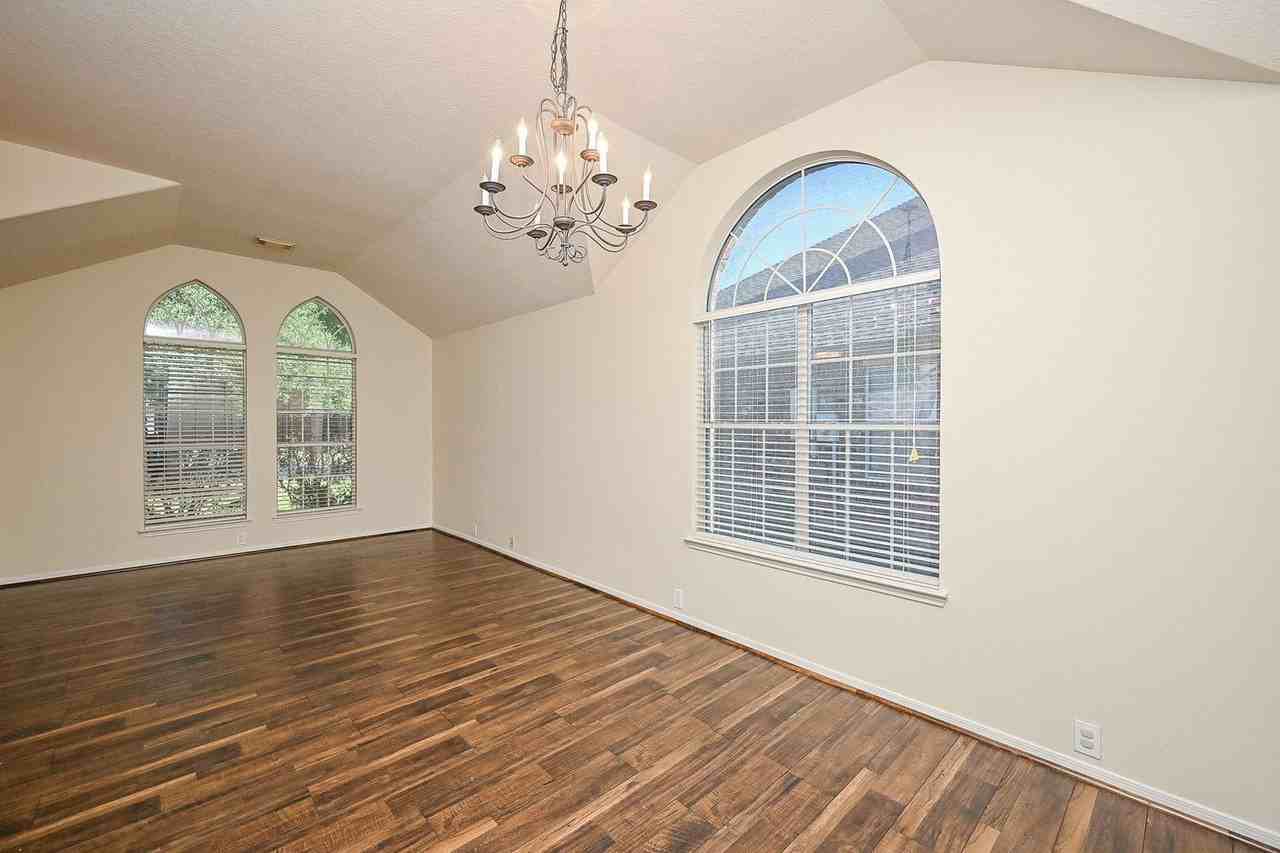 2726 Redwick Drive - Photo 4 of 32