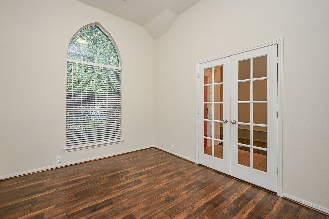 2726 Redwick Drive - Photo 7 of 32