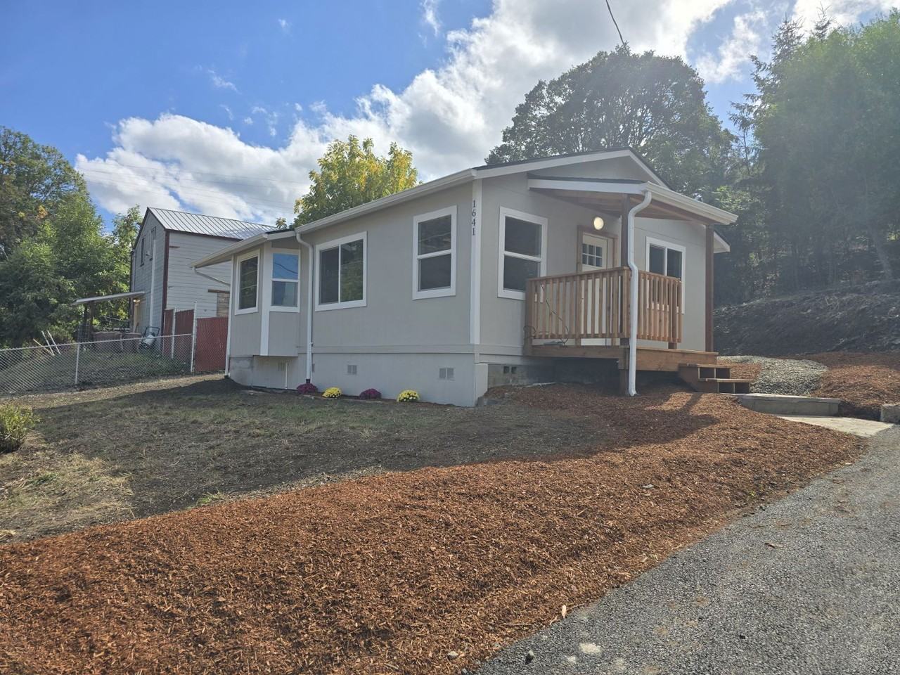 1641 Se Marsters Ave - Photo 2 of 15