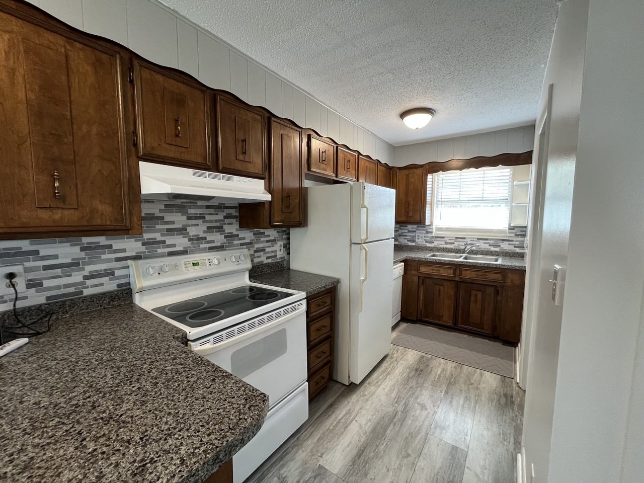 204 West Bernard Avenue - Photo 3 of 6