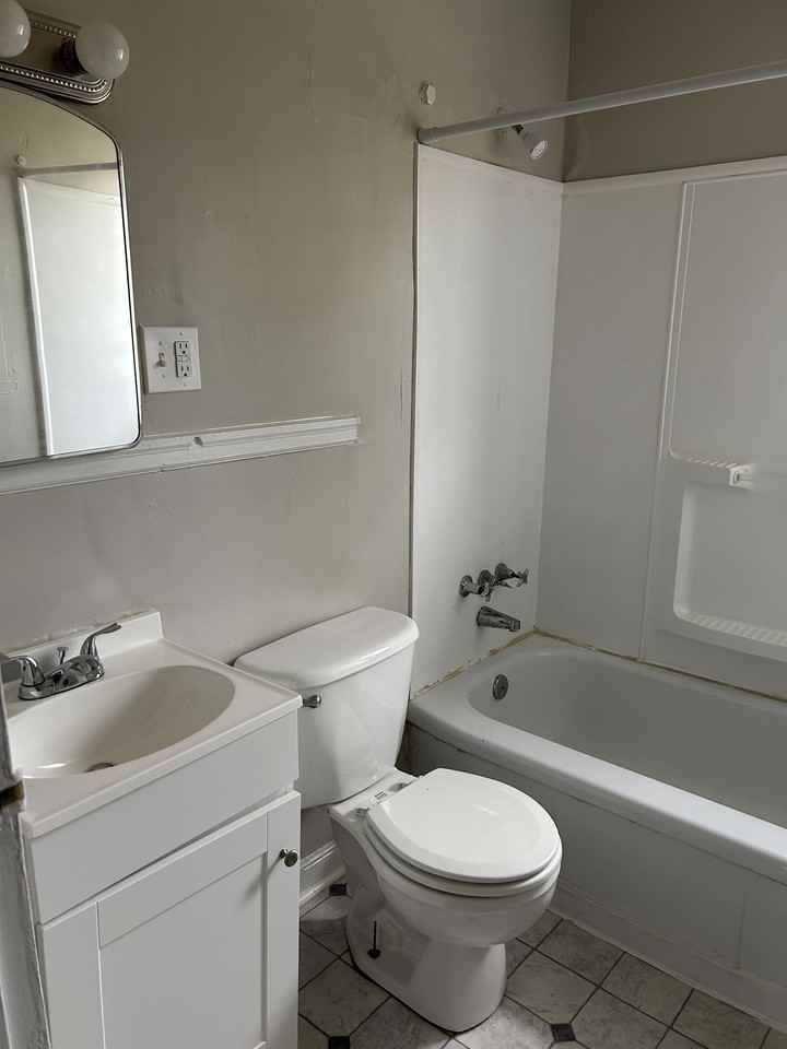 1630 Henry Avenue - Photo 4 of 8
