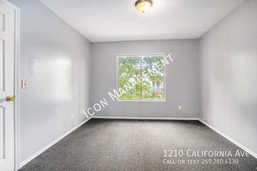 1210 California Ave - Photo 4 of 16