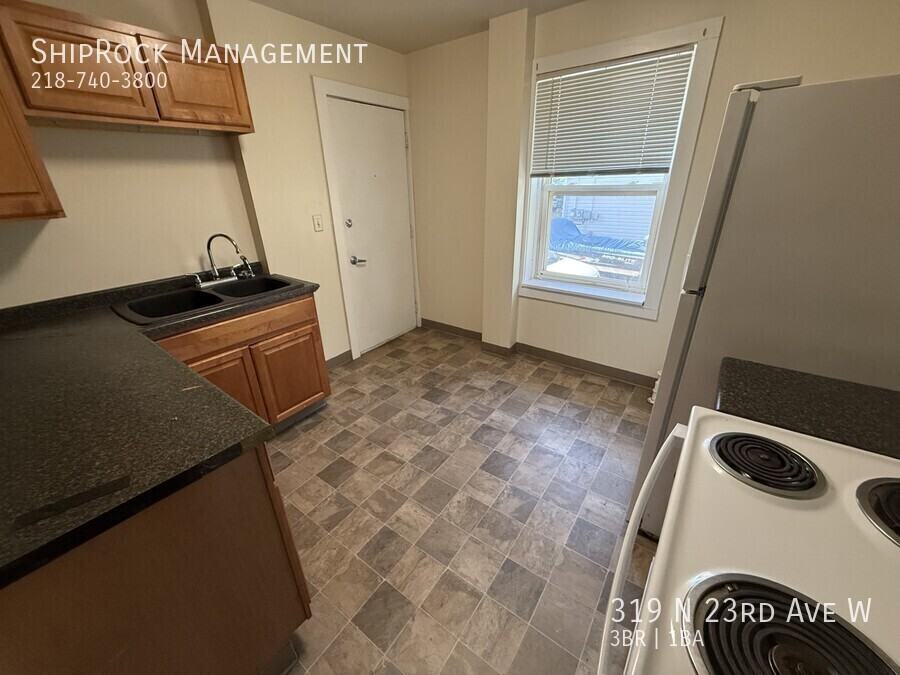 319 N 23rd Ave W - Photo 7 of 19