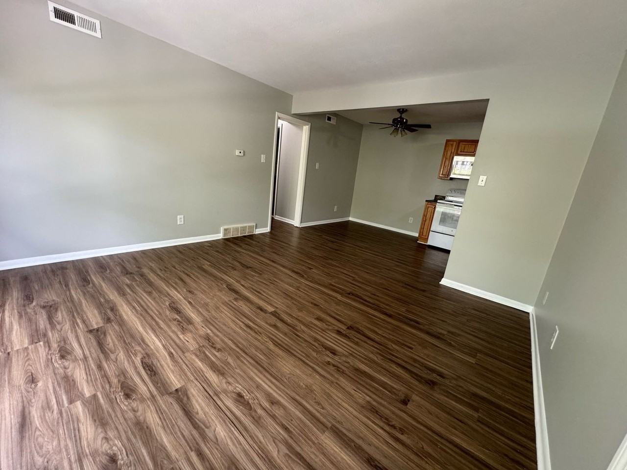 147 Lakeshore Dr - Photo 2 of 7