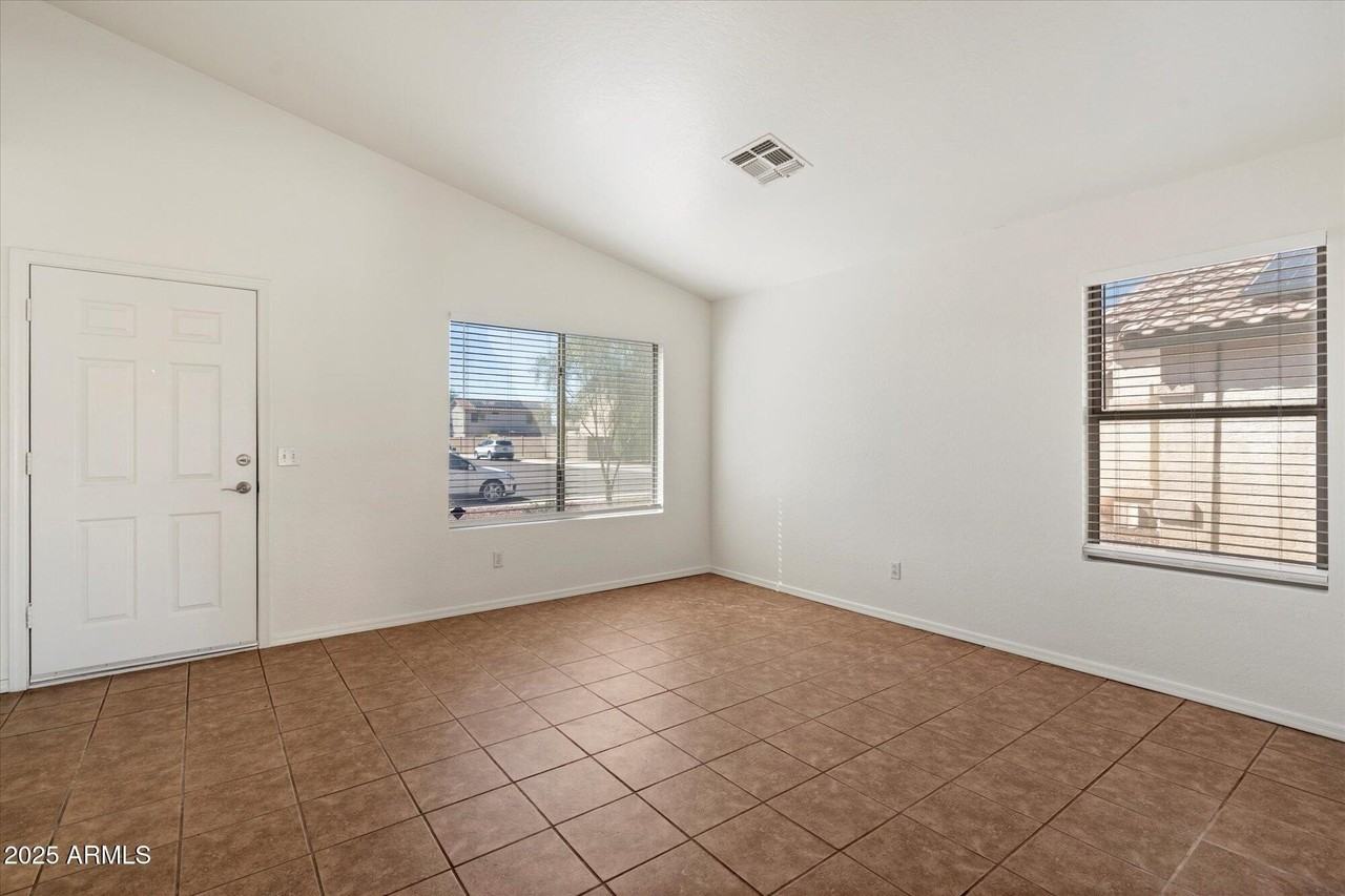 15848 Woodlands Avenue - Photo 2 of 20