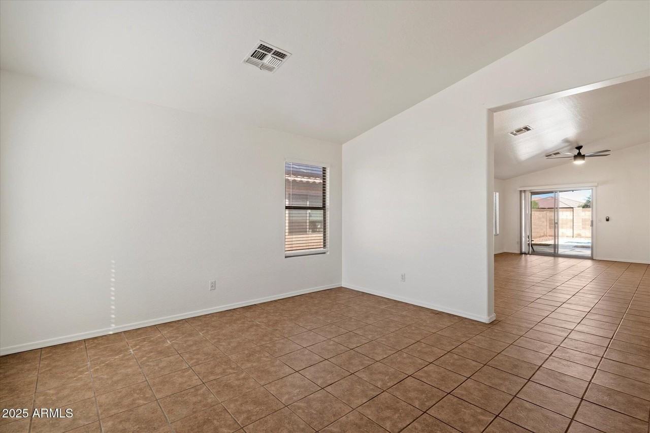 15848 Woodlands Avenue - Photo 3 of 20