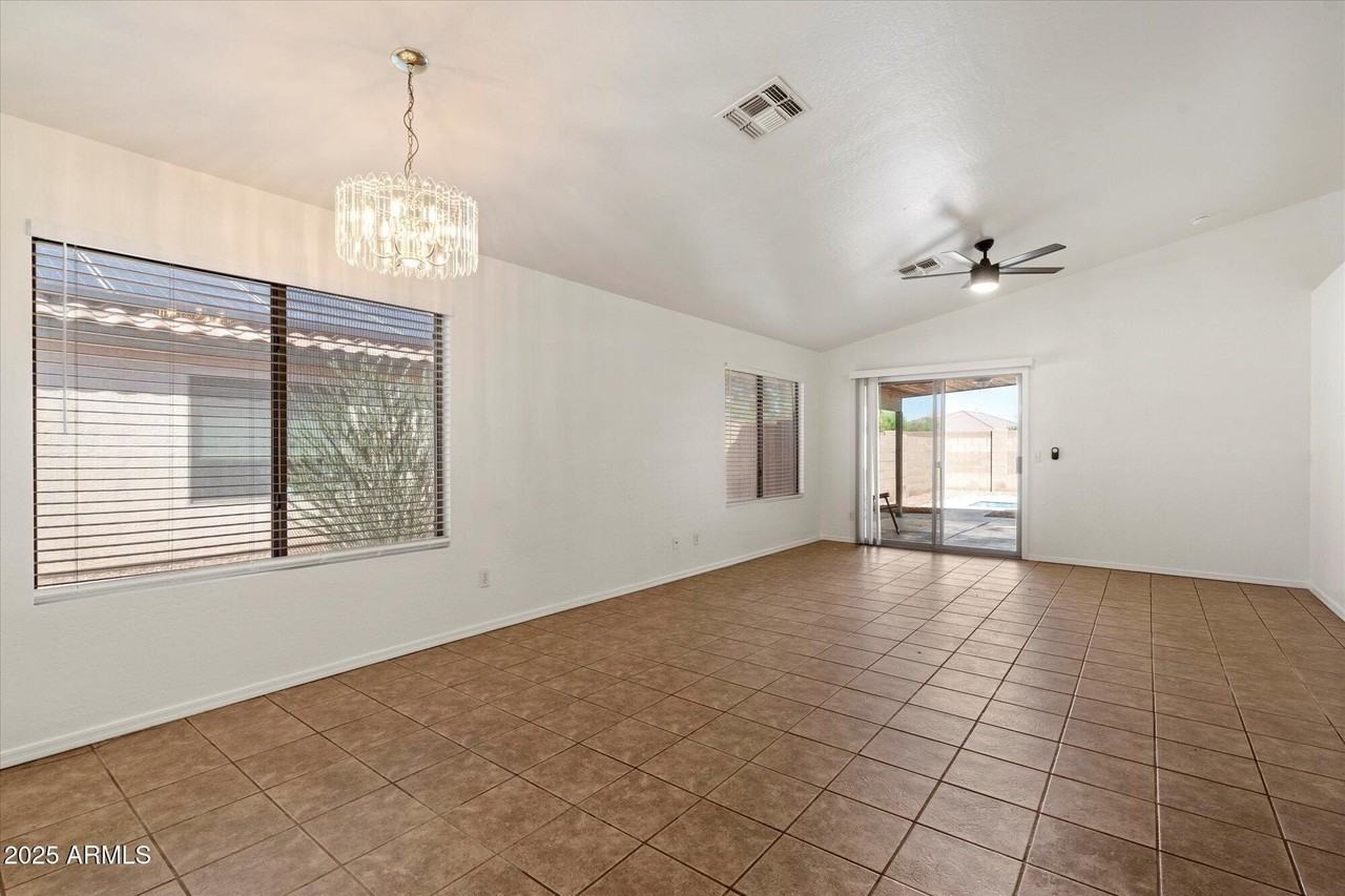 15848 Woodlands Avenue - Photo 4 of 20