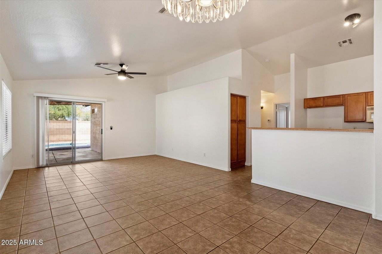 15848 Woodlands Avenue - Photo 7 of 20