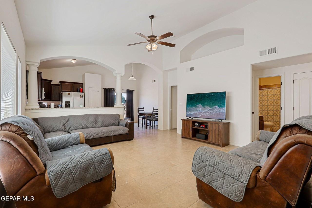 969 Haggerston St - Photo 5 of 39