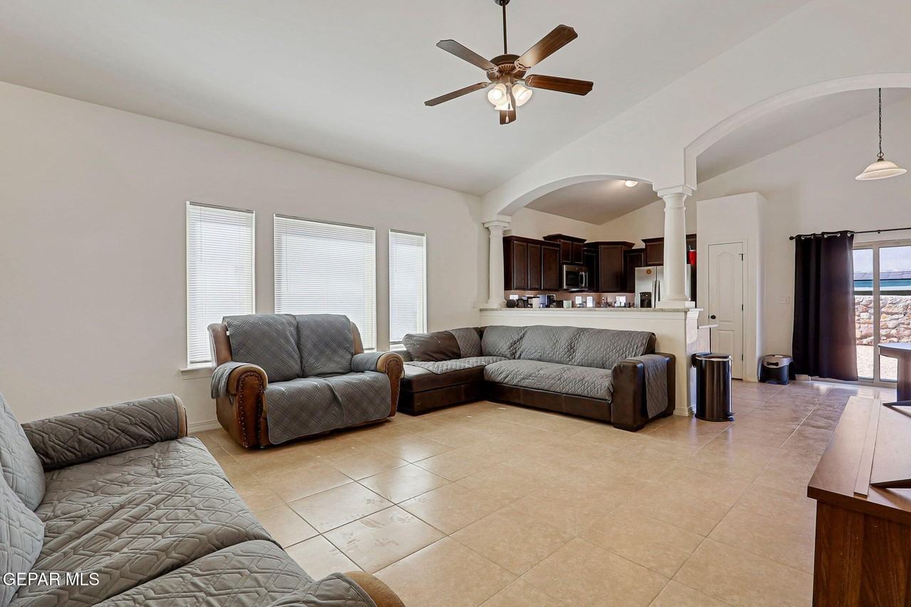 969 Haggerston St - Photo 6 of 39