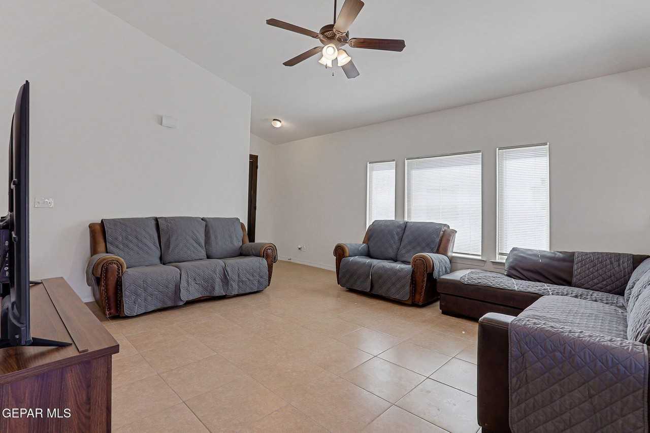 969 Haggerston St - Photo 7 of 39