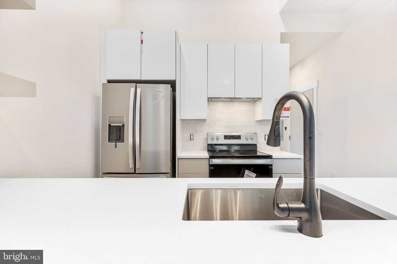 2300 W 17th St - Photo 6 of 30