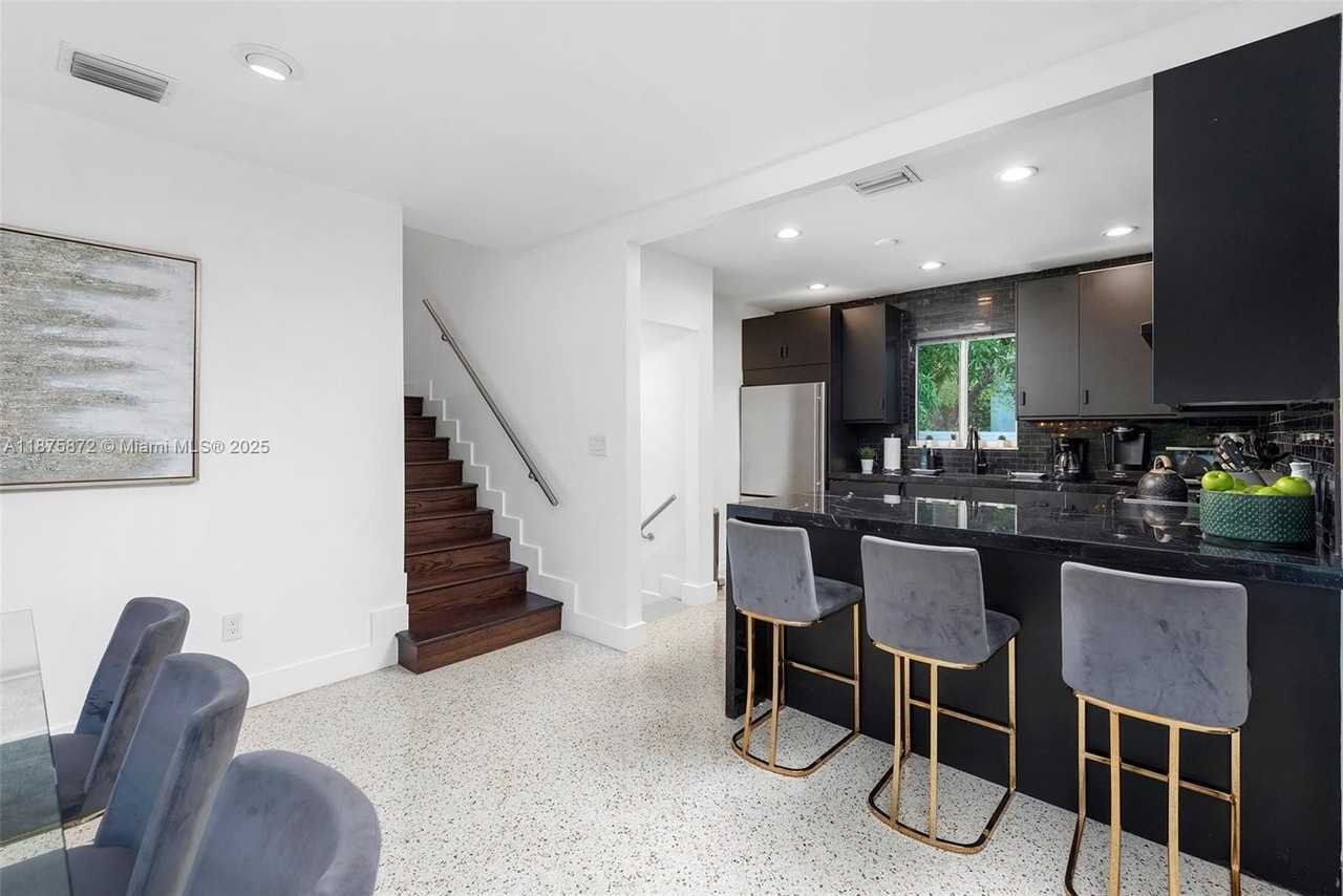 1019 Ne 87th St - Photo 7 of 31