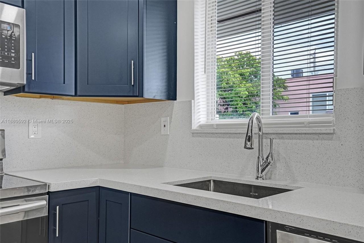 136 Nw 6th Ave #2 - Photo 3 of 32