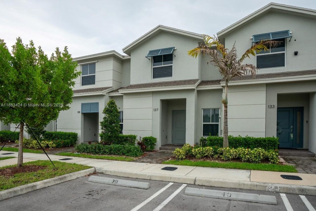 137 Ne 3rd Ct - Photo 2 of 17