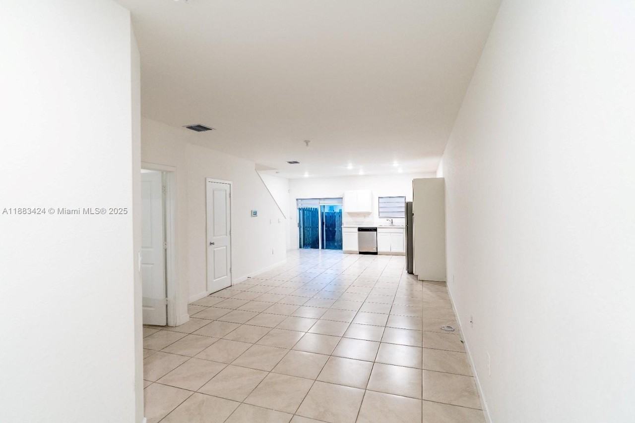 137 Ne 3rd Ct - Photo 4 of 17