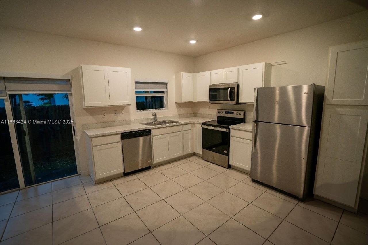 137 Ne 3rd Ct - Photo 5 of 17