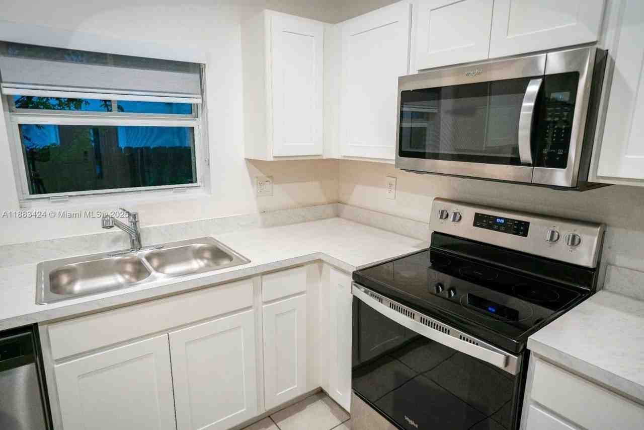 137 Ne 3rd Ct - Photo 7 of 17