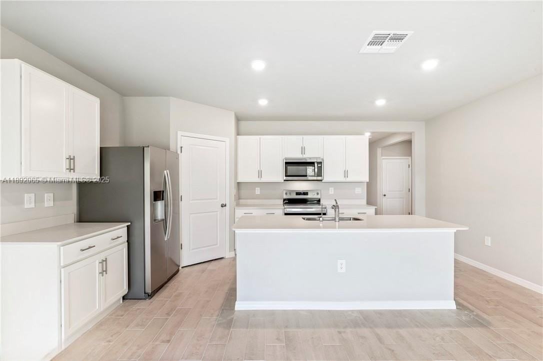 1032 Champion Ave - Photo 4 of 18