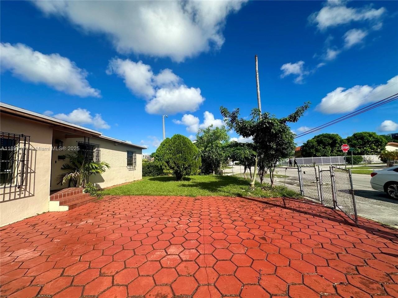 4005 Northwest 9th Street - Photo 2 of 15