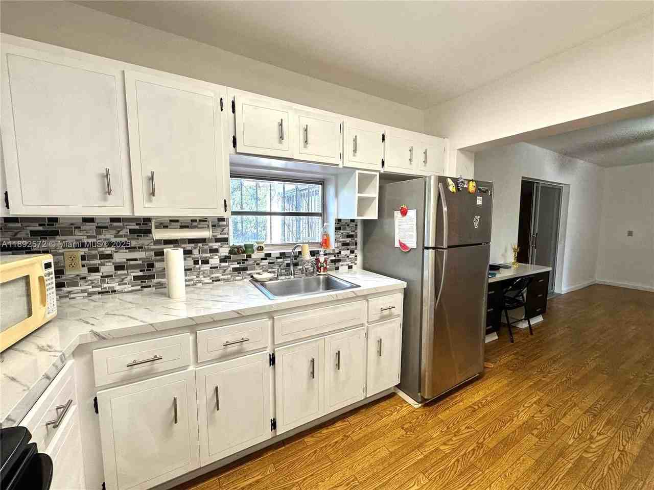 4005 Northwest 9th Street - Photo 3 of 15