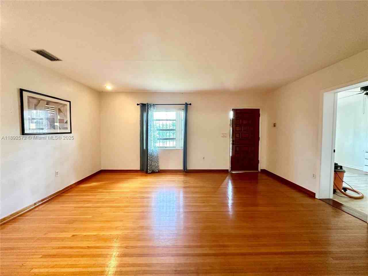 4005 Northwest 9th Street - Photo 7 of 15