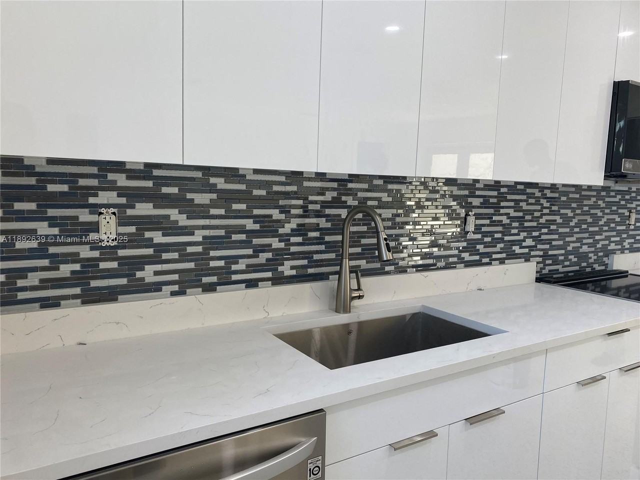 2250 Sw 69th Ave - Photo 2 of 14